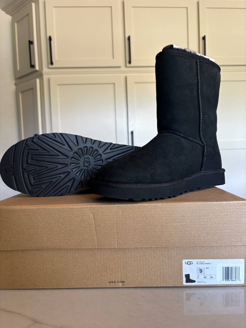 UGG Black Classic Short Boots Fur Lined Size 9 Womens Fall Winter